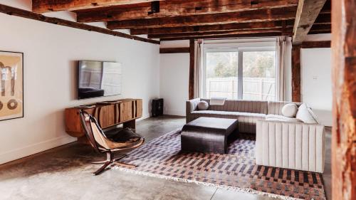 Chic Barn House with Pool by Summer in Germantown, USA