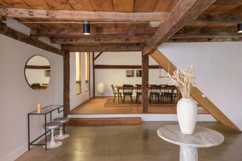 Chic Barn House with Pool by Summer in Germantown, USA