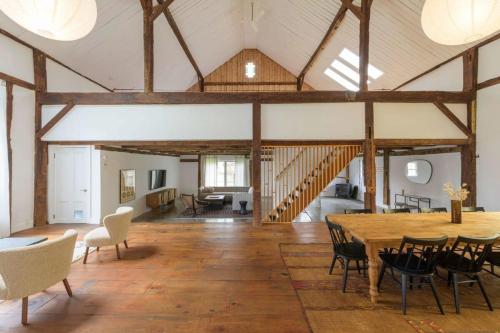 Chic Barn House with Pool by Summer in Germantown, USA