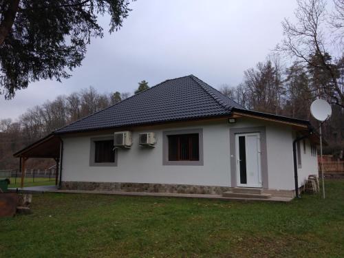Casa Veverițelor - Căsoaia (Casa Veveritelor - Casoaia) in Şiria