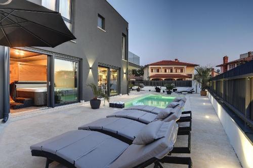 moderne, luxuriös ausgestattete Villa mit Pool, Whirlpool, Klimaanlage und Wifi für 10 Personen