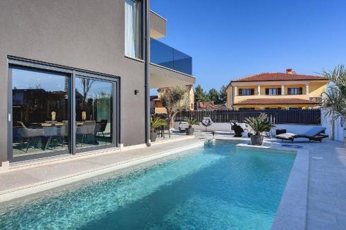 moderne, luxuriös ausgestattete Villa mit Pool, Whirlpool, Klimaanlage und Wifi für 10 Personen