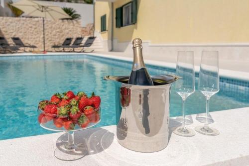Ferienwohnung für 5 Personen mit herrlichem Meerblick, Pool, Balkon und Klimaanlage