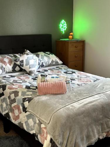 AZGuestHouse at Mill Queen Bedroom-Private bathroom in Fountain, USA