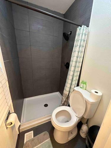 AZGuestHouse at Mill Queen Bedroom-Private bathroom in Fountain, USA