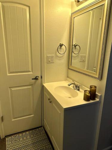 AZGuestHouse at Mill Queen Bedroom-Private bathroom in Fountain, USA