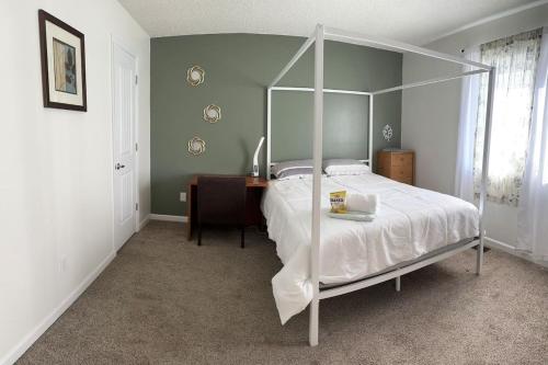 AZGuestHouse at Mill Queen Bedroom-Private bathroom in Fountain, USA