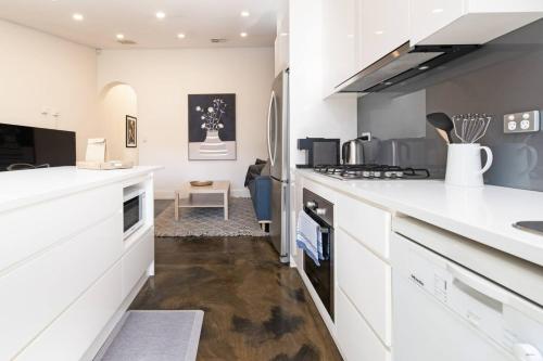 Lovely and Spacious 2-bedroom home in Norwood - image 4