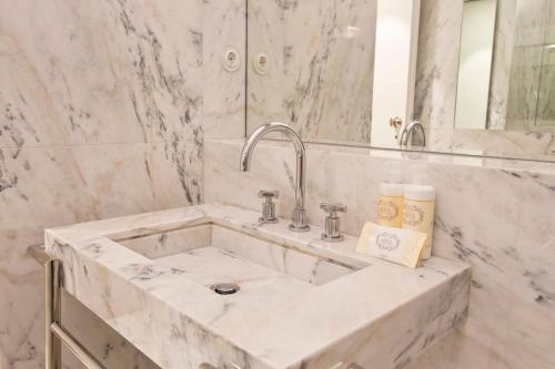 Boutique Rentals- THE CLéRiGoS Apt w/ patio, Porto (foto 4)