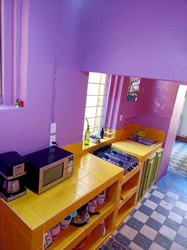1 Guadalajara corazón del centro histórico hospédate en una casa antigua en una habitación sencilla con áreas comunes y baños compartidas in Guadalajara, Mexico