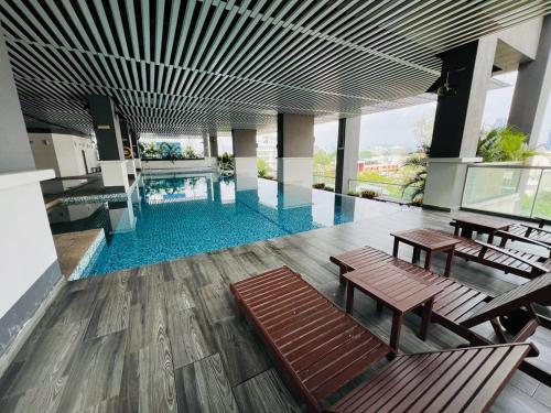 Swimming pool, klcc view VUE residences Hkl 2 near Taman Tasik Titiwangsa