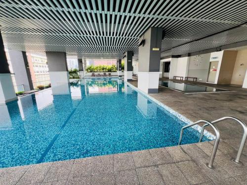 Swimming pool, klcc view VUE residences Hkl 2 near Taman Tasik Titiwangsa