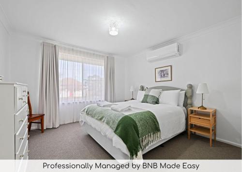 Serenity - Short Drive to CBD, Firepit, Orange