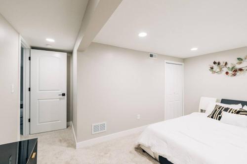 Beautiful luxury home freshly renovated with big yard, seating & grill pad in Cottage Grove, USA