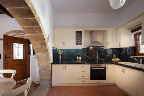 Kitchen, Captain's Hyatt in Kouloukonas