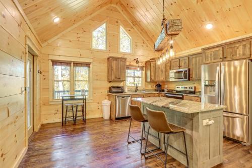 Ellijay Mountain Cabin with Hot Tub and Spacious Deck