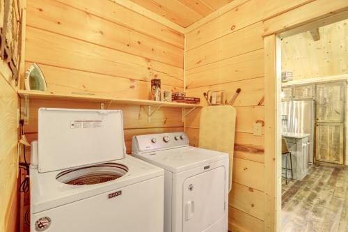 Ellijay Mountain Cabin with Hot Tub and Spacious Deck