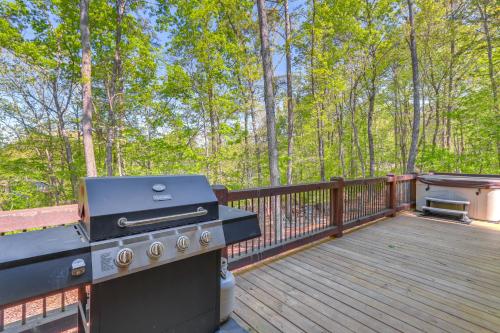 Ellijay Mountain Cabin with Hot Tub and Spacious Deck