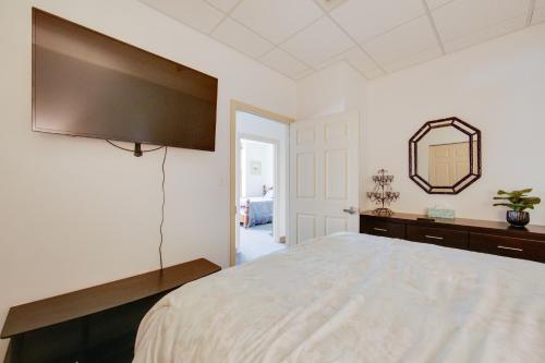 Pet-Friendly New Kensington Apt with Shared Perks Pet-Friendly New Kensington Apt with Shared Perks