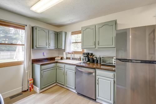 Lovely Terre Haute Home with Private Yard and Hot Tub! in Terre Haute, USA