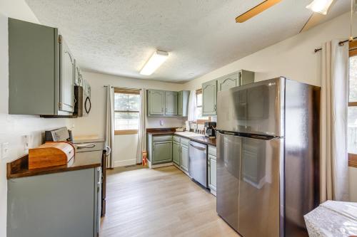 Lovely Terre Haute Home with Private Yard and Hot Tub! in Terre Haute, USA