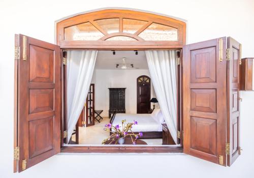 Standard King Room image 4