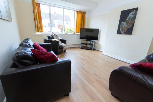 Spacious 2BR Home with Free Parking gîte à louer Lostock Hall Railway Station