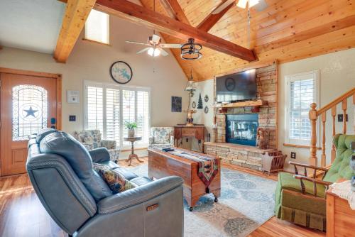 Pet-Friendly Canyon Lake Cabin, 1 Mi to Water!