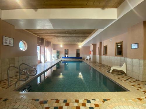 NEW-Ski in & out spacious apartment, Sauna-Gym-Piscine