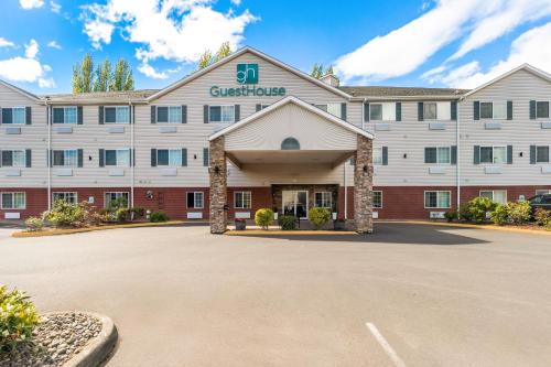 GuestHouse Inn&Suites Kelso/Longview - Accommodation - Kelso