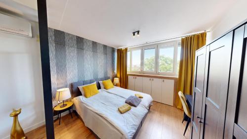 Modern City Stay apartment 4 min walk from Alexander Nevski - Tap to explore photos