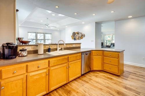 Quiet Black Mountain Home with Grill and Fire Pit in Black Mountain, USA