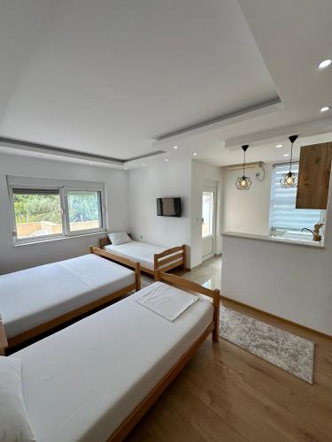 Studio with Balcony image 6