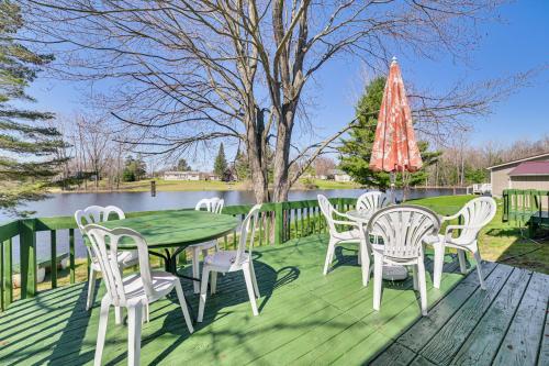 Peaceful Lakefront Home with Deck in West Branch! in West Branch, Vereinigte Staaten von Amerika