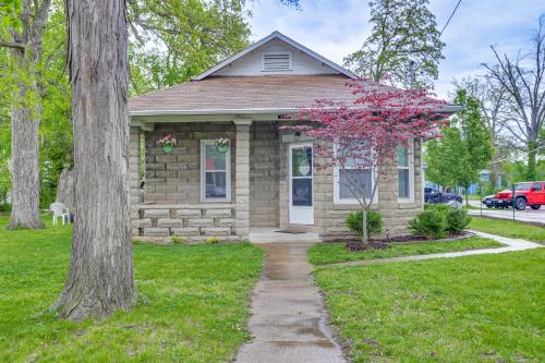 Pet-Friendly Pacific Cottage Near Purina Farms!