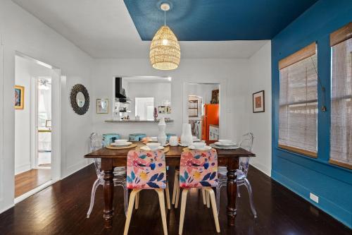 Gorgeous Artistic Fully Fenced Home Near Downtown in San Antonio, USA