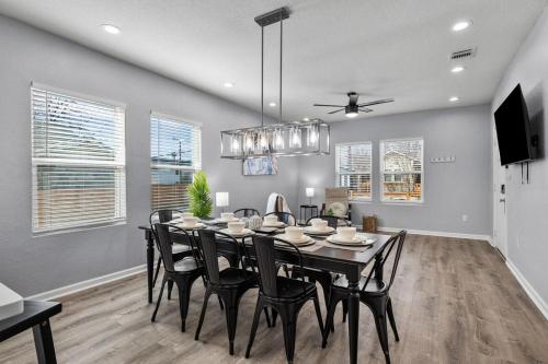 Retreat to a Brand-New Downtown Home 4BR3BA in San Antonio, USA