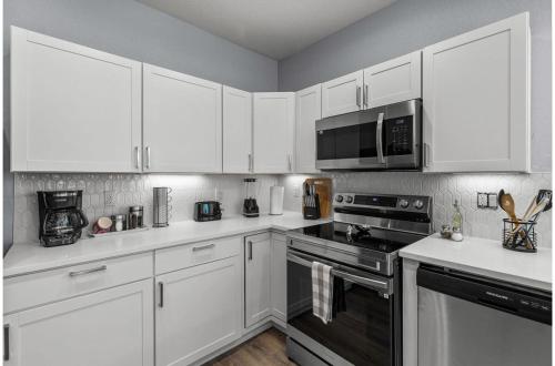 Retreat to a Brand-New Downtown Home 4BR3BA in San Antonio, USA