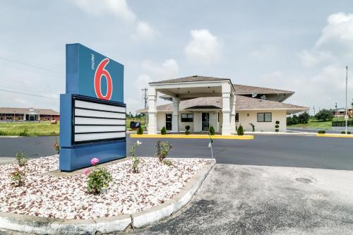 Motel 6-Berea, KY