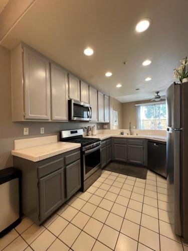 3 bedroom modern home with pool area at the Tustin Marketplace -15 minutes to Disneyland