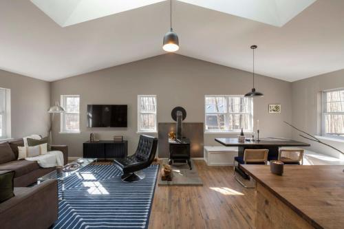 Rustic Chic Cabin with Guesthouse Hot Tub and Fire Pit by Summer in Roscoe, USA