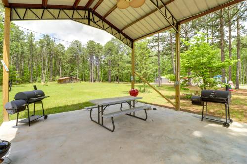 Higden Studio with Shared Patio, Yard Games, Grills!