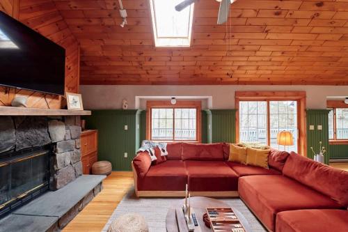 Designer Chalet with Hot Tub and Fire Pit by Summer in Margaretville, USA