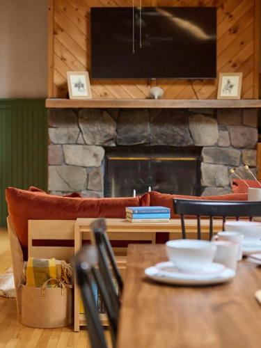 Designer Chalet with Hot Tub and Fire Pit by Summer in Margaretville, USA