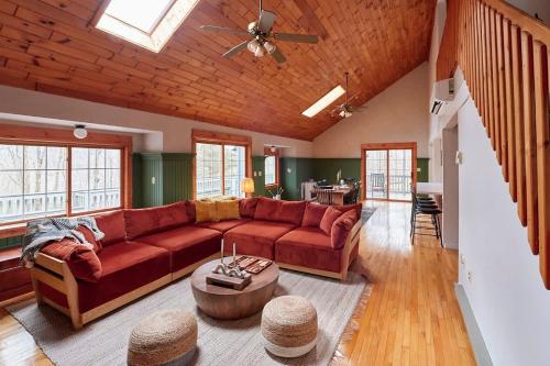Designer Chalet with Hot Tub and Fire Pit by Summer in Margaretville, USA