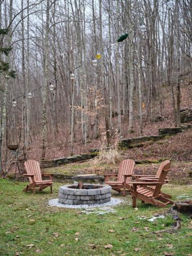 Designer Chalet with Hot Tub and Fire Pit by Summer in Margaretville, USA