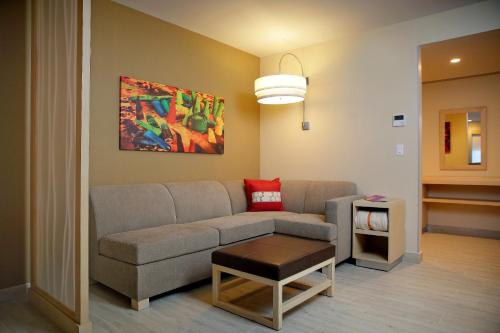 One-Bedroom King Suite with Sofa Bed image 7