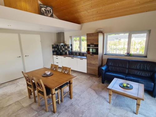  Beachside Getaway with Garden & barbecue, Unterkunft in Baarland