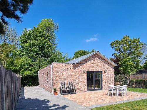  Beachside Getaway with Garden & barbecue in Baarland
