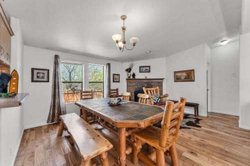 Country Club Chalet - image 12